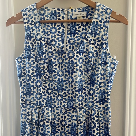 Calvin Klein A-Line Blue/White floral sleeveless dress, 98% cotton, 2% spandex - Picture 2 of 9